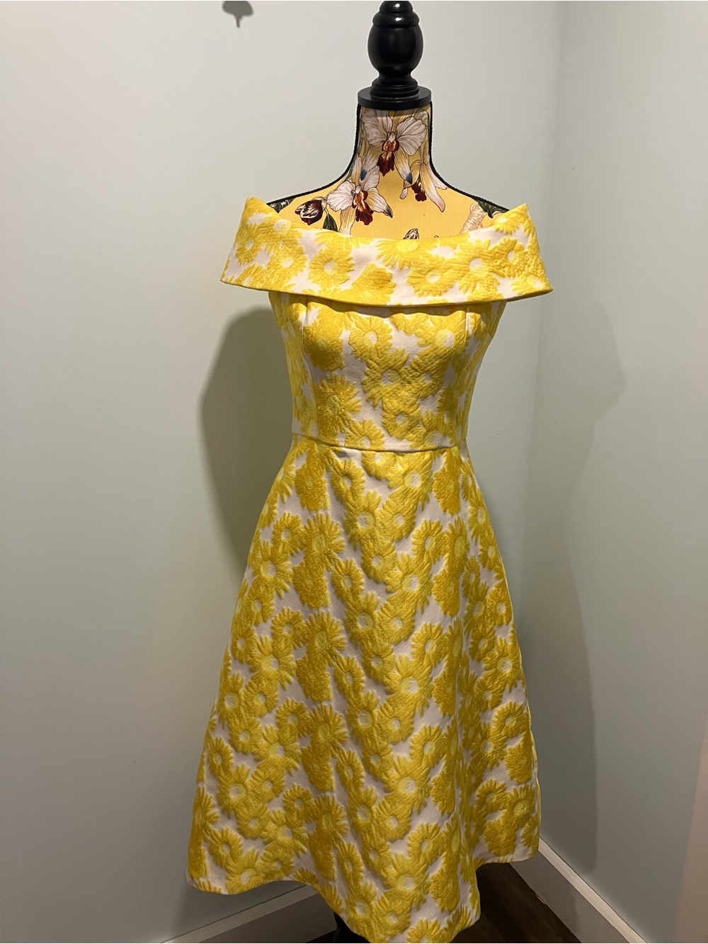 Calvin Klein Size 4 Off-shoulder Daisy Pattern A-line Midi Yellow Dress